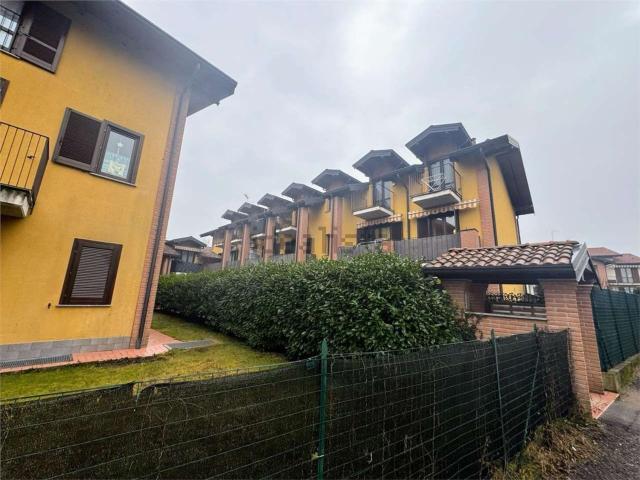 Appartamento in vendita a Lozza, Lombardia