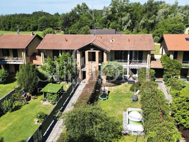 Appartamento in vendita a Daverio, Lombardia