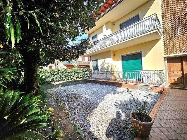 Appartamento in vendita a Marina di Massa, Marina Di Massa
