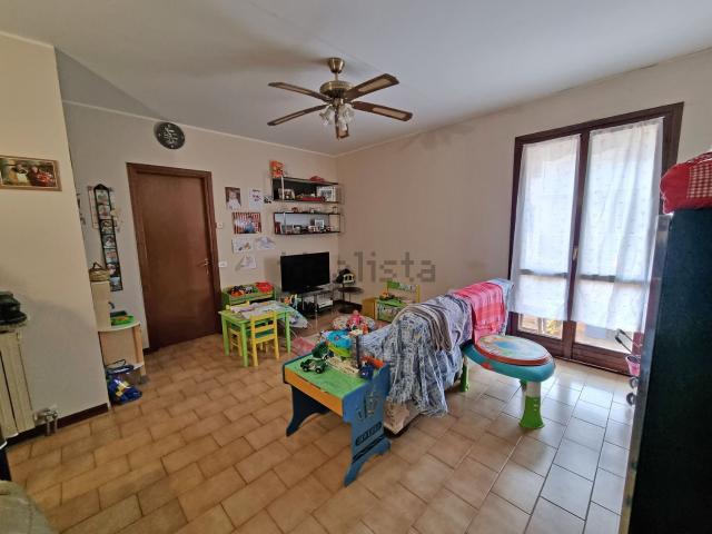 Appartamento in vendita a Angera, Lombardia