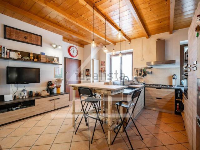 Appartamento in vendita a Besana In Brianza, Lombardia