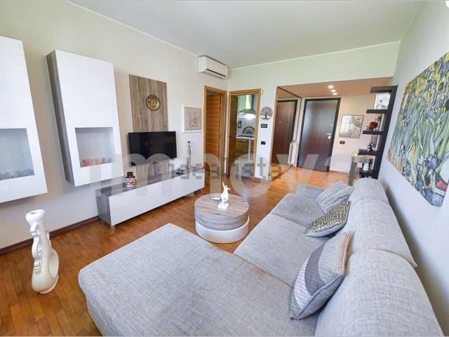 Appartamento in vendita a Barlassina, Lombardia