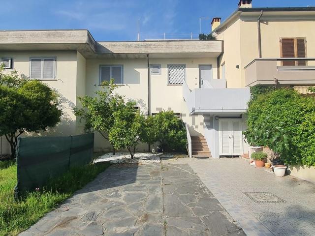 Appartamento in vendita a Marina di Massa, Marina Di Massa