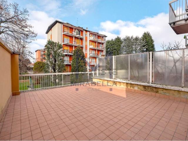 Appartamento in vendita a Carate Brianza, Lombardia