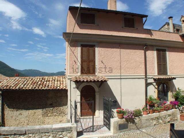 Appartamento in vendita a Pereto, Abruzzo