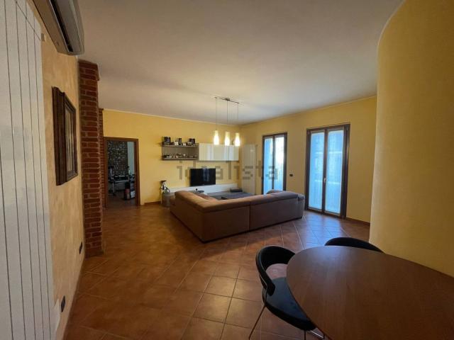 Appartamento in vendita a Cameri, Novara