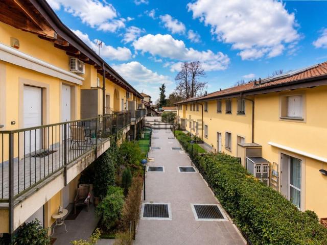 Appartamento in vendita a Lesmo, Lombardia