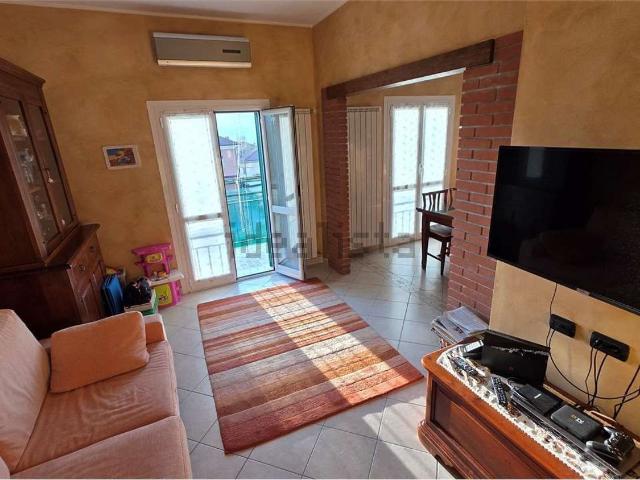 Appartamento in vendita a Varano Borghi, Lombardia