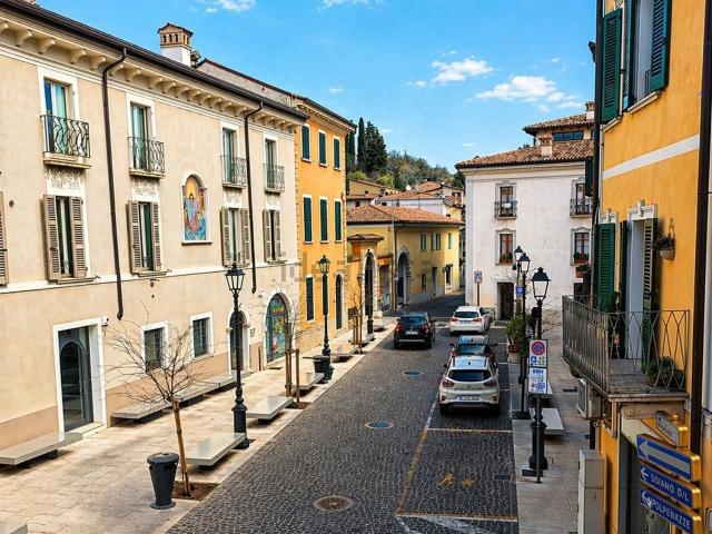 Appartamento in vendita a Padenghe Sul Garda, Lombardia