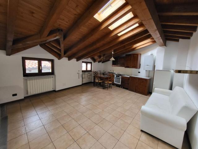 Appartamento in vendita a Rezzago, Lombardia