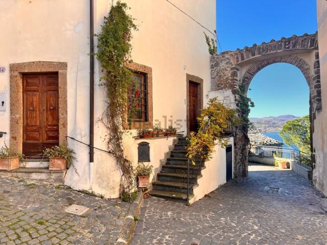 Appartamento in vendita a Capodimonte, Lazio
