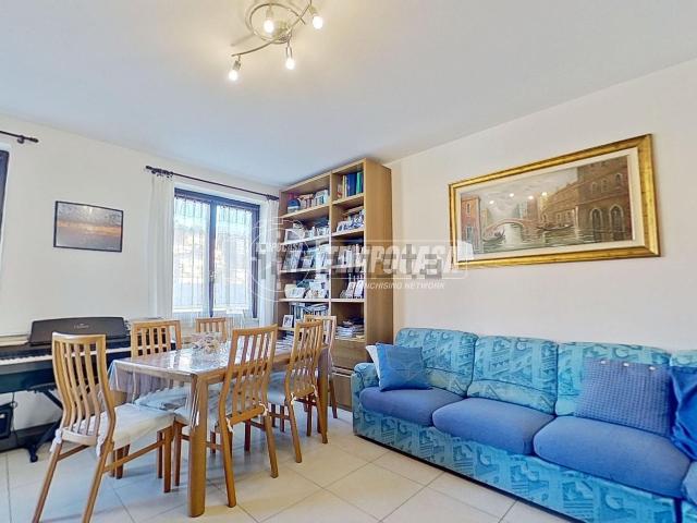 Appartamento in vendita a Lipomo, Como