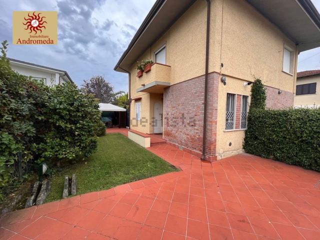 Appartamento in vendita a Vittoria Apuana, Forte dei Marmi