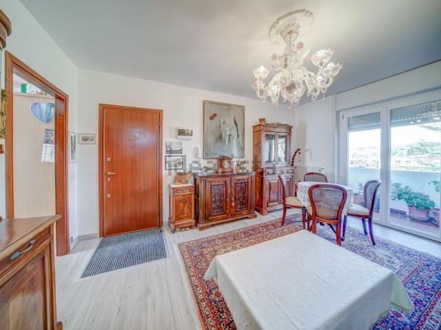 Appartamento in vendita a Angera, Lombardia