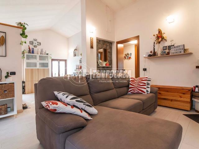 Appartamento in vendita a Veniano, Lombardia