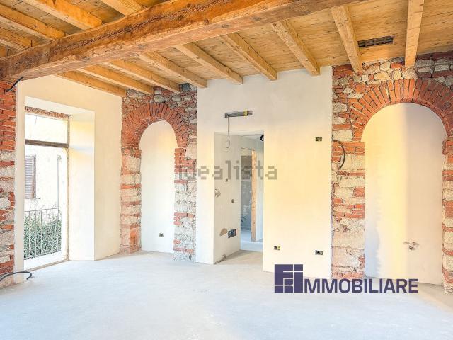 Appartamento in vendita a Angera, Lombardia
