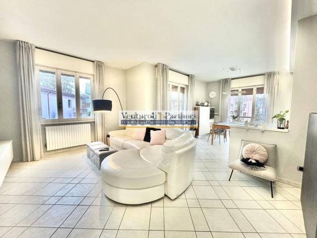 Appartamento in vendita a Desenzano Del Garda, Lombardia