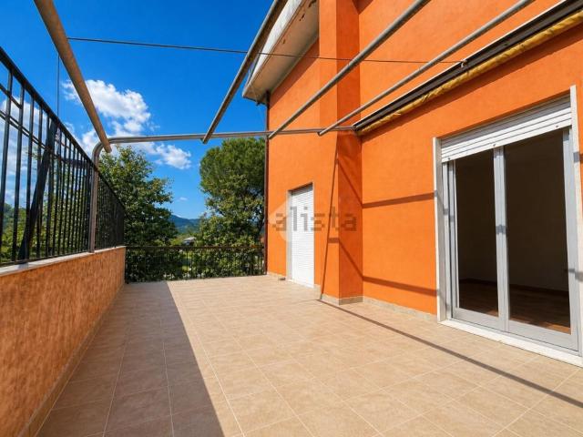 Appartamento in vendita a Vezzano Ligure, Liguria