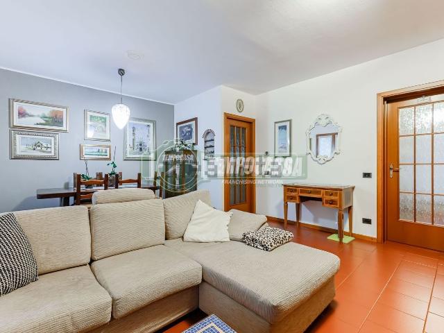 Appartamento in vendita a Vimercate, Lombardia
