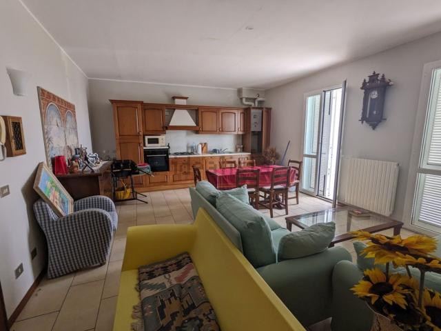 Appartamento in vendita a Zenevredo, Lombardia
