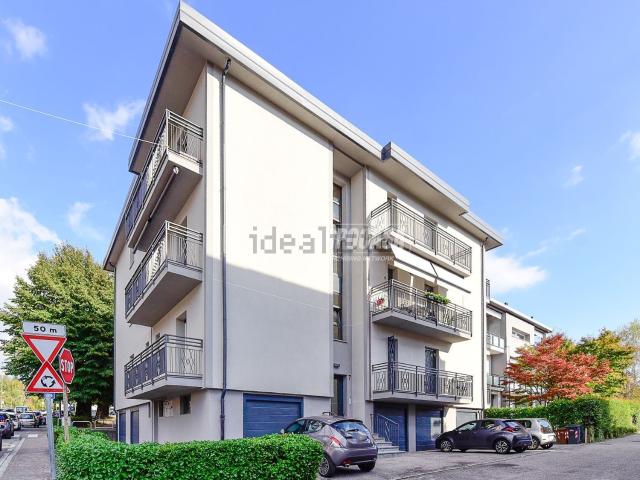 Appartamento in vendita a Lipomo, Como