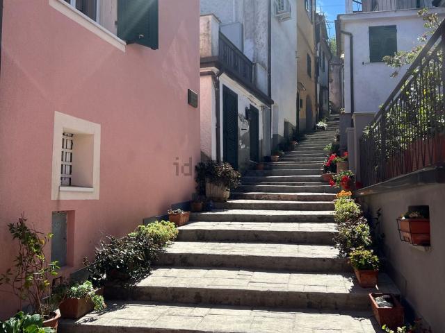 Appartamento in vendita a Follo, Liguria