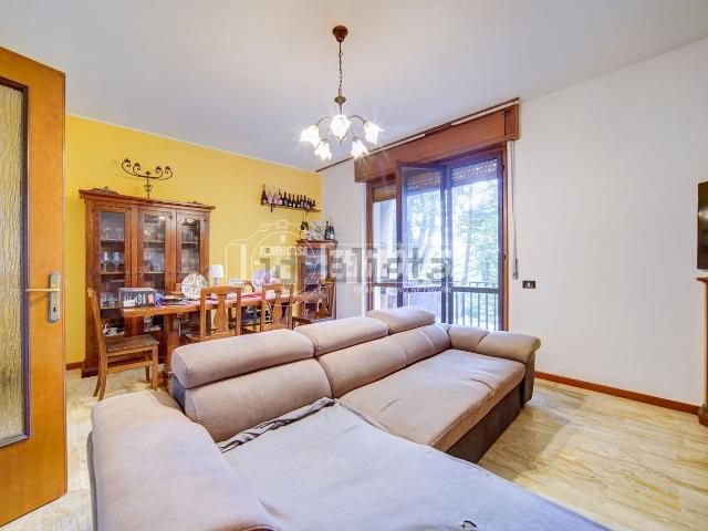 Appartamento in vendita a Buguggiate, Lombardia