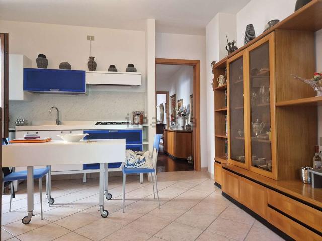 Appartamento in vendita a Pesaro, Pesaro E Urbino