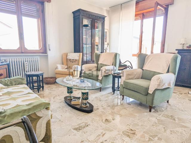 Appartamento in vendita a Angera, Lombardia