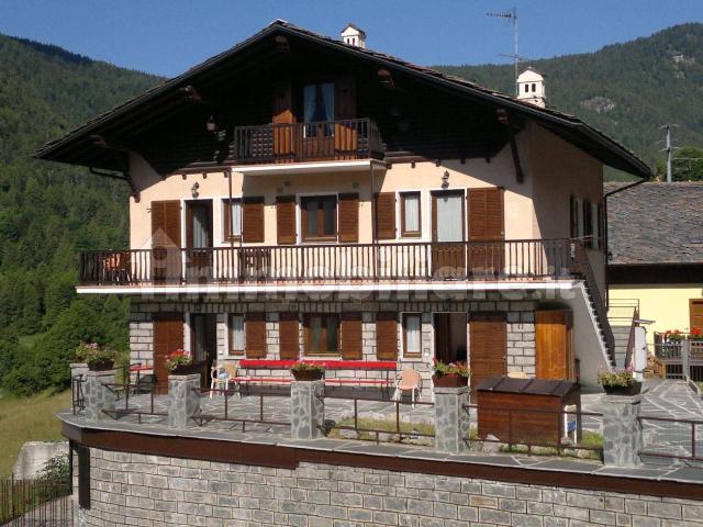 Villa Indipendente in affitto a Brusson, Aosta
