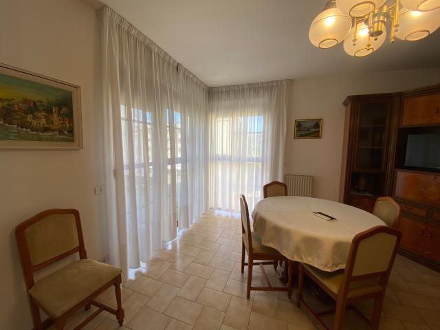 Appartamento in affitto a Centro Est, Serra Riccò