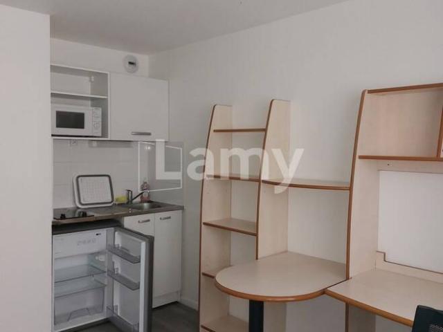 Studio location à Faubourg de l'Arche, Courbevoie