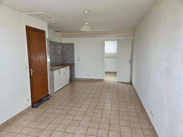 Studio location à Zone Commerciale des Graviers, La Ville-du-Bois