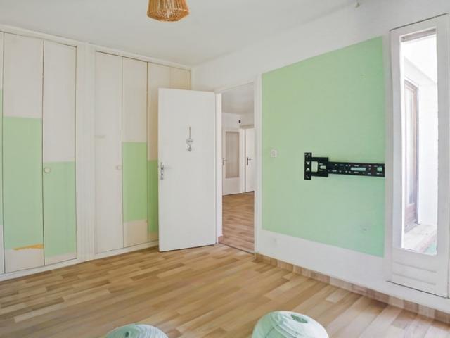 Maison vente à Nîmes, Écusson