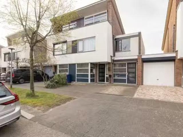 Appartement te koop in Literatuurwijk, Almere-haven