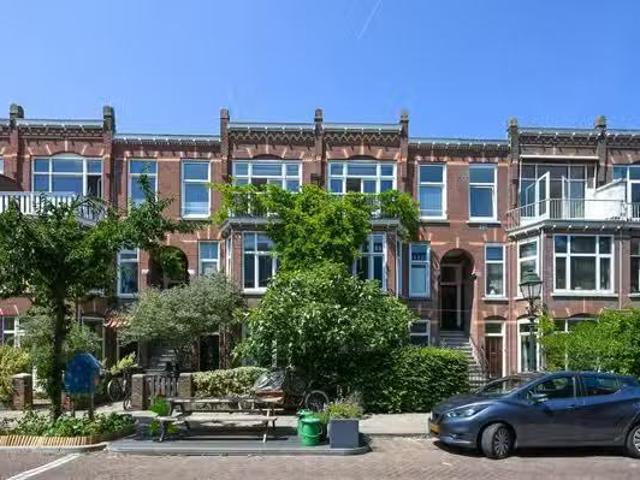 Landhuis te koop in Den Haag, Bomenbuurt