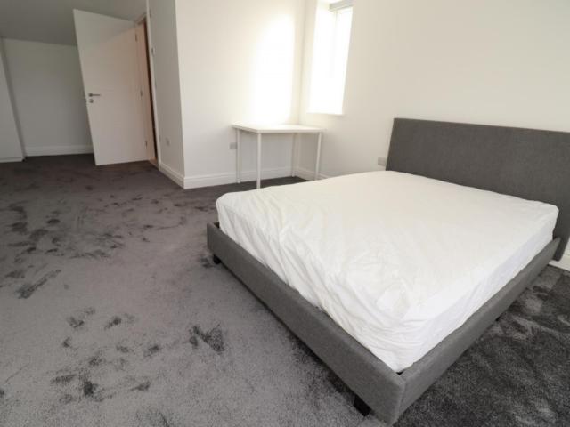 Room for rent in Bush Hill Park, Greater London