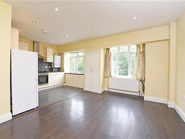 Apartment for rent in London Borough of Merton, Raynes Park