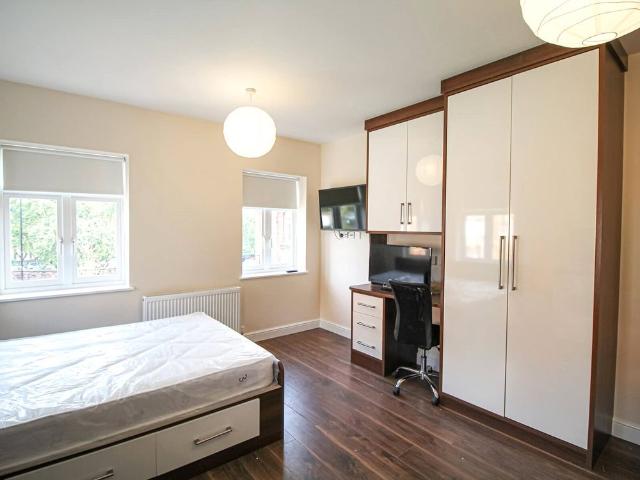 Studio for rent in West Yorkshire
