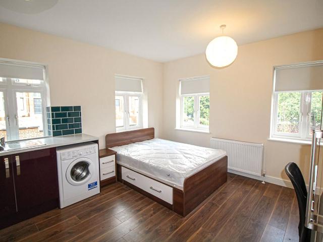 Studio for rent in Hyde Park, West Yorkshire