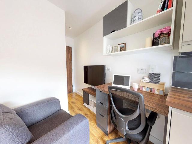 Studio for rent in West Yorkshire