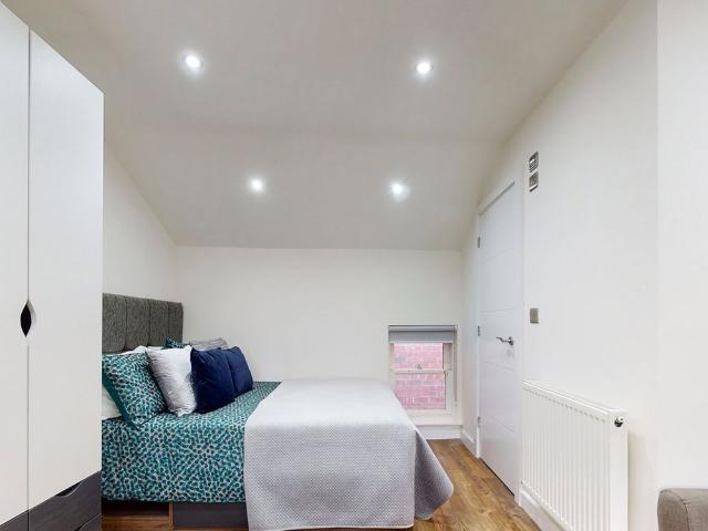 Studio for rent in Hyde Park, West Yorkshire