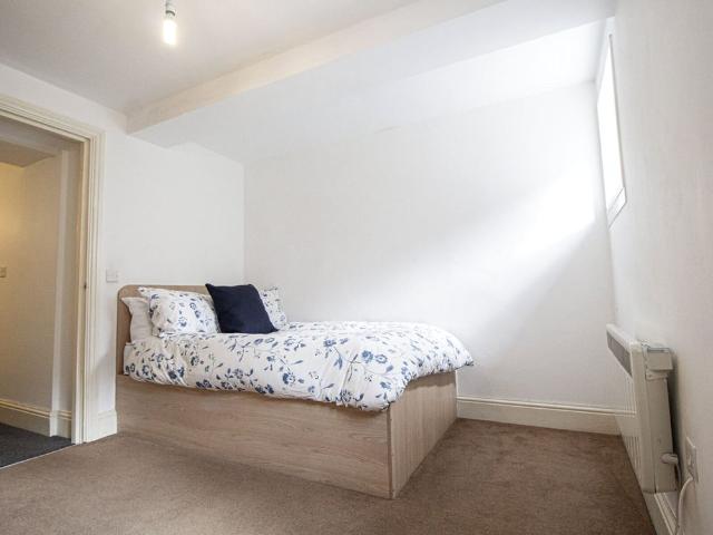 Studio for rent in Hyde Park, West Yorkshire