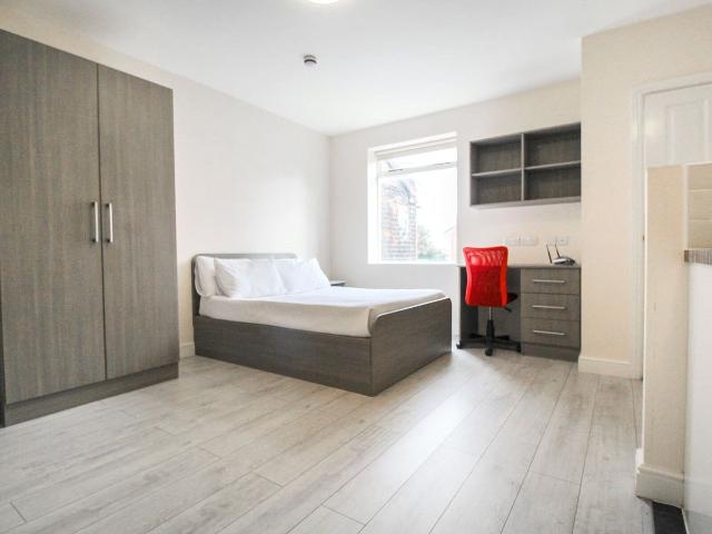 Studio for rent in Hyde Park, West Yorkshire