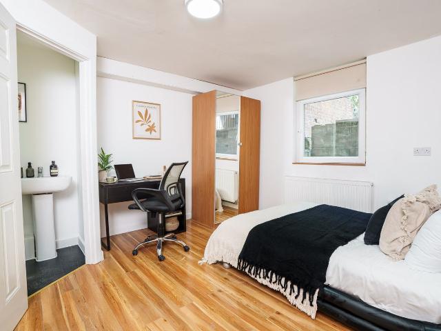 Room for rent in Hyde Park, West Yorkshire