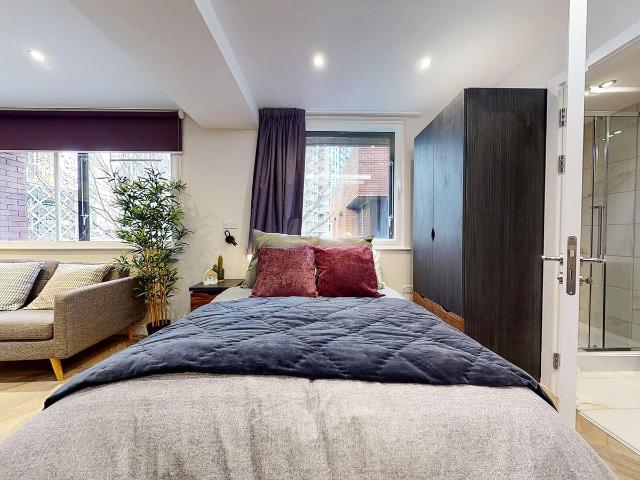 Studio for rent in West Yorkshire