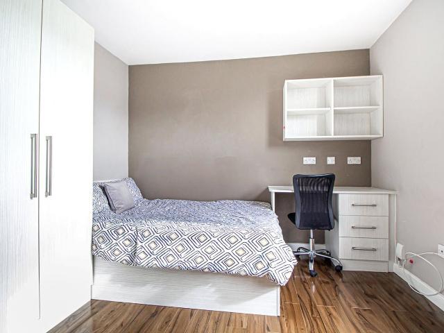 Studio for rent in Hyde Park, West Yorkshire