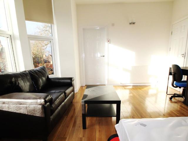 Studio for rent in Hyde Park, West Yorkshire