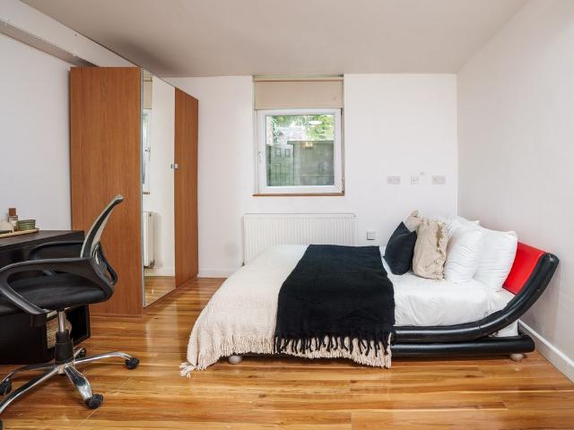 Studio for rent in Hyde Park, West Yorkshire