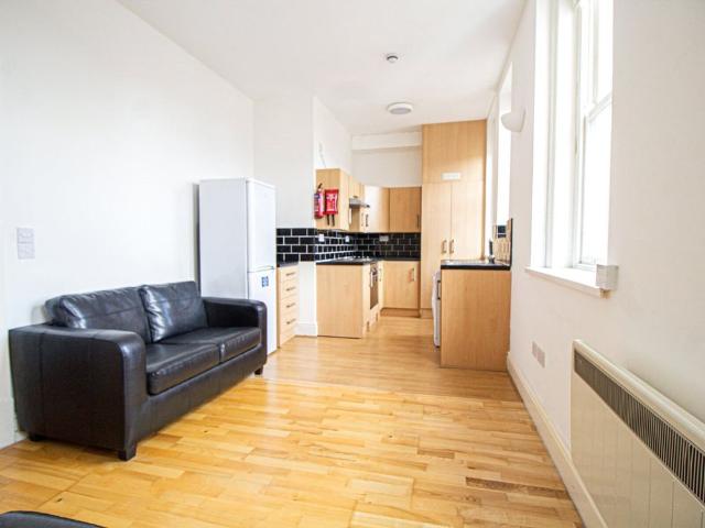 Studio for rent in Hyde Park, West Yorkshire